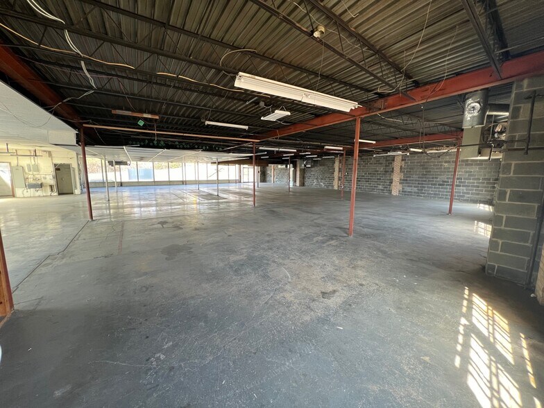 More Photos Of 8913-8915 Brookville Rd, Silver Spring Warehouse For Lease
