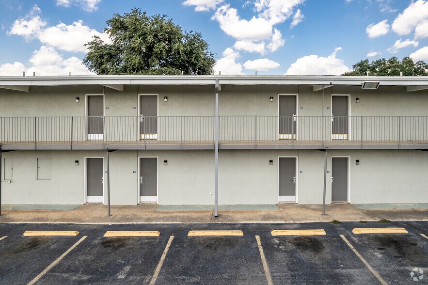 More Photos Of 9603 N Interstate 35, San Antonio Hotel For Sale