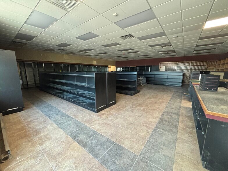 More Photos Of 8972 N US Highway 24 E, Roanoke Storefront For Lease