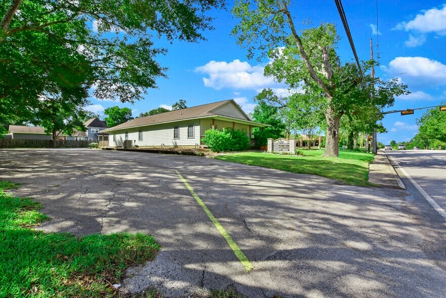 More Photos Of 21325 Eva St, Montgomery Office For Lease