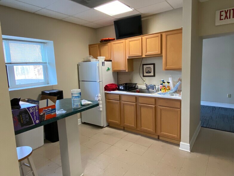 More Photos Of 2741 Noblestown Rd, Pittsburgh Office For Lease