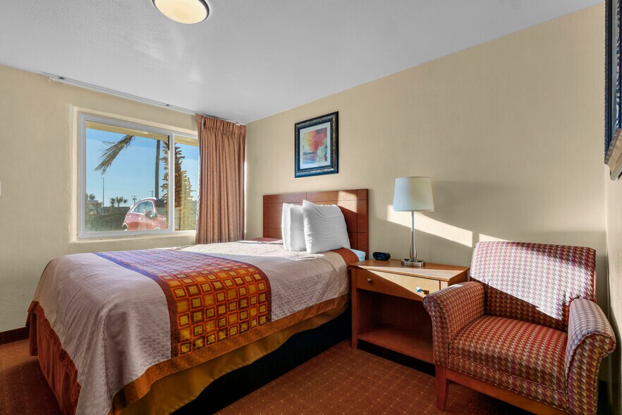 More Photos Of 1101 So White Sands Blvd, Alamogordo Hotel For Sale