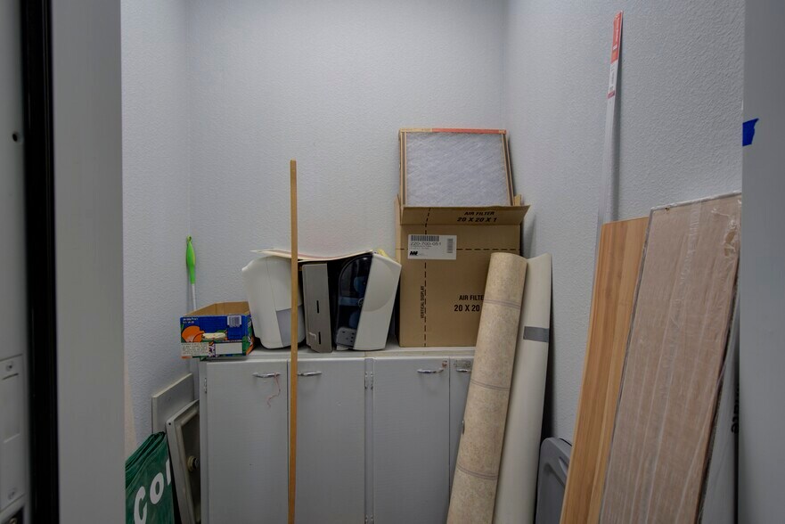 More Photos Of 295 Main St, Weed Office For Sale