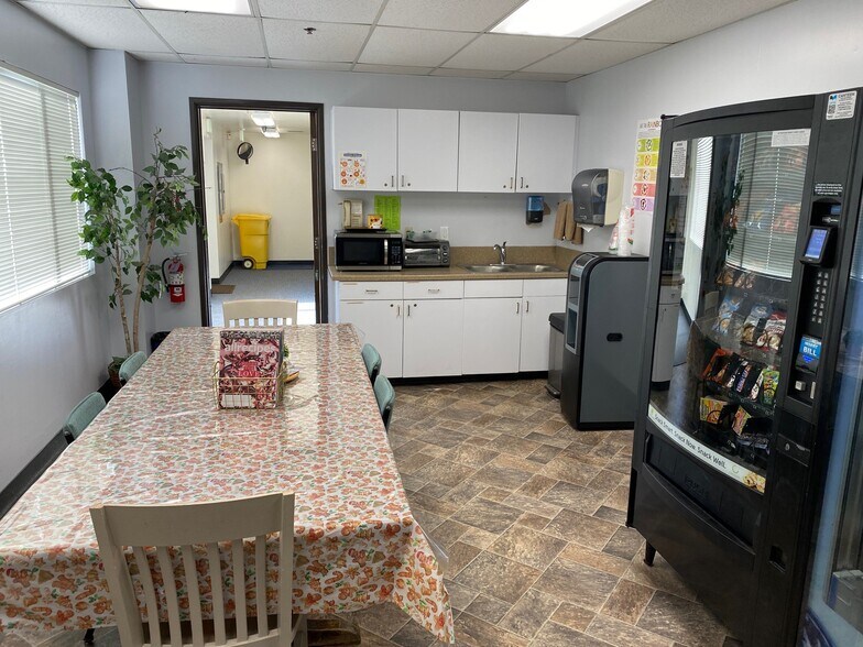 More Photos Of 402 Farnel Rd, Santa Maria Light Manufacturing For Sale
