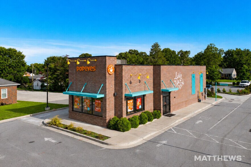More Photos Of 72 E Franklin St, Hartwell Restaurant For Sale