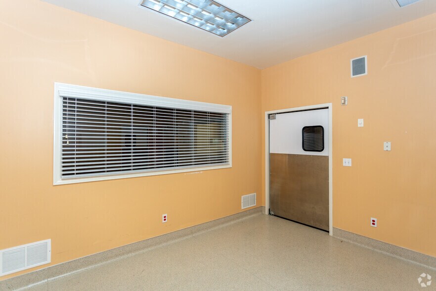 More Photos Of 940 E Valley Pky, Escondido Unknown For Lease
