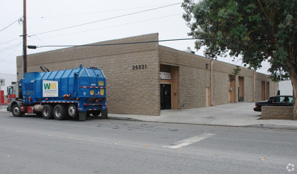 More Photos Of 26821-26831 Ruether Ave, Canyon Country Service For Lease