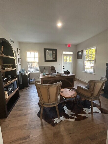 More Photos Of 910 18th St, Plano Office For Sale