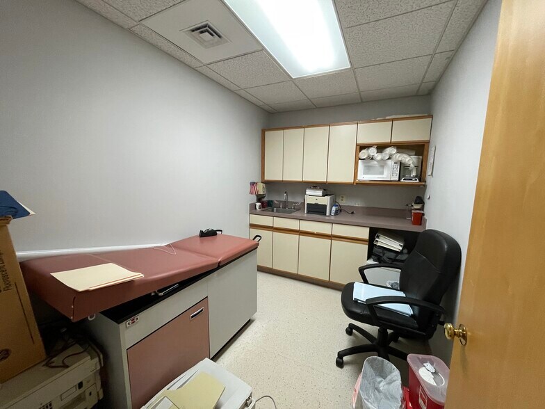 More Photos Of 11340 Pembrooke Sq, Waldorf Medical For Sale