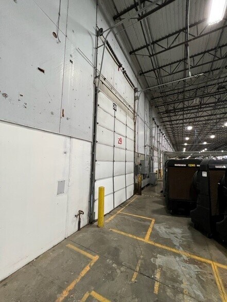 More Photos Of 7765 National Tpke, Louisville Warehouse For Lease