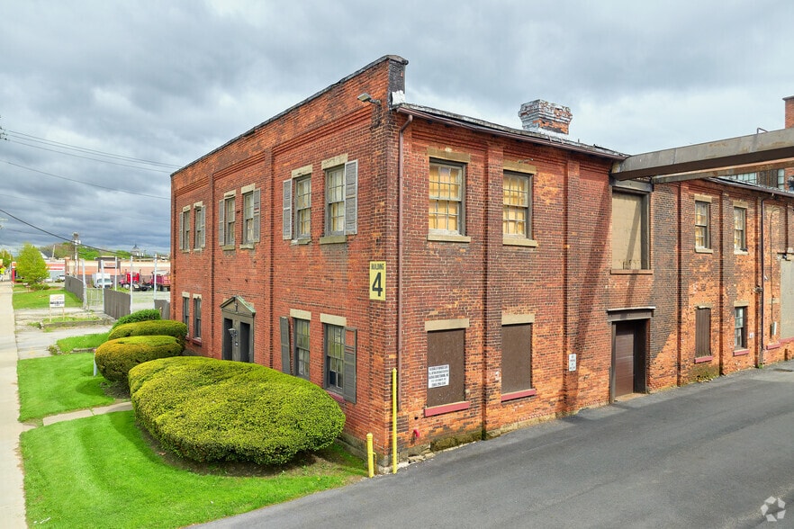 More Photos Of 961-1029 Lyell Ave, Rochester Showroom For Lease