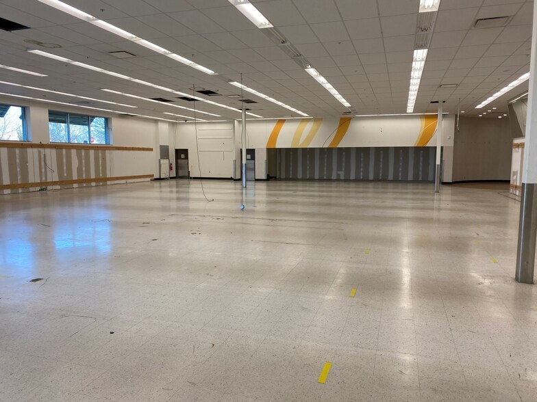 More Photos Of 585 Marketplace Dr, Bel Air Drugstore For Lease