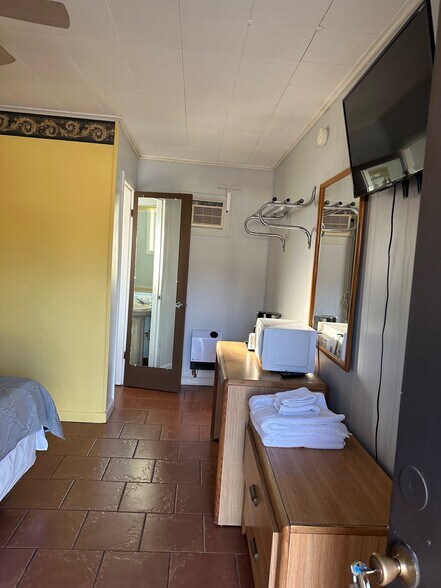 More Photos Of 302 N Main St, Melbourne Hotel For Sale