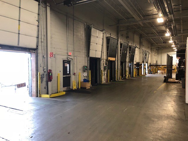 More Photos Of 8201 N University St, Peoria Distribution For Lease