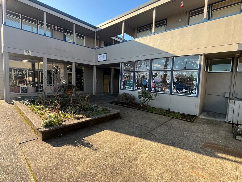 Primary Photo Of 545-575 Holly St, Junction City Storefront Retail Office For Lease