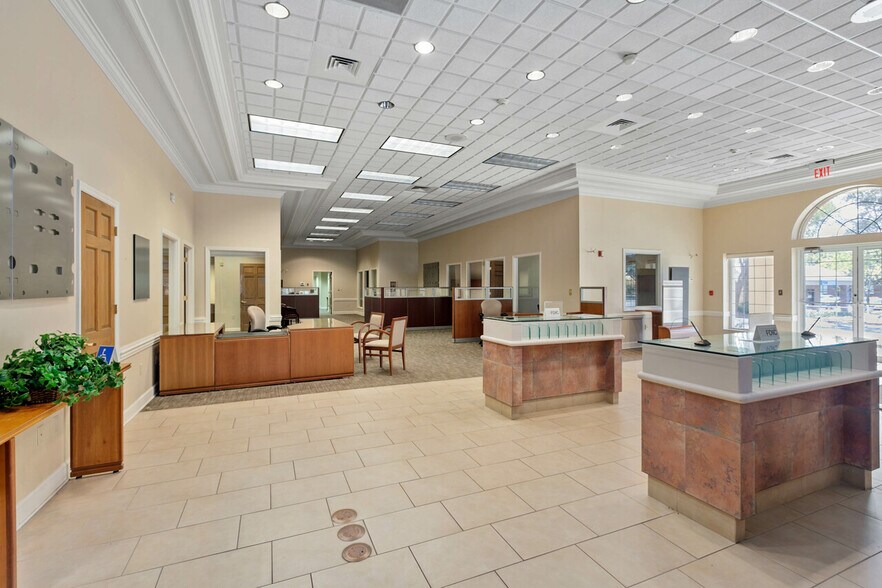 More Photos Of 1997 Capital Cir NE, Tallahassee Bank For Lease