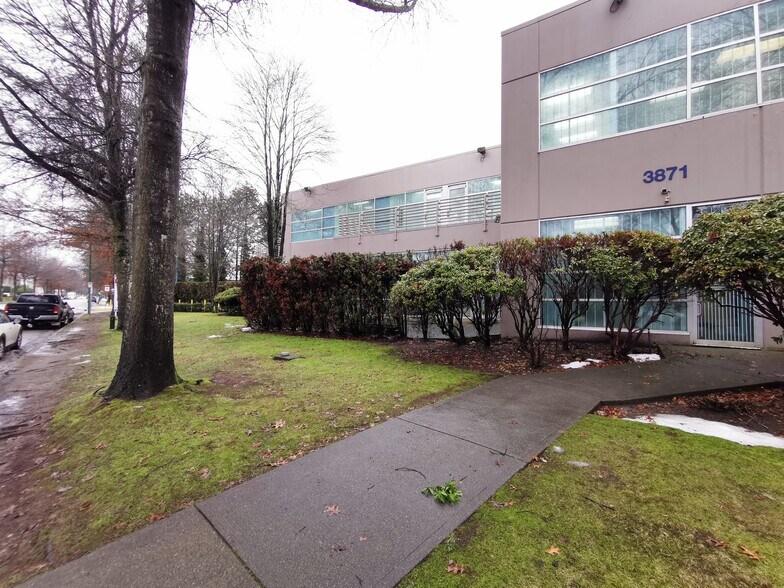 More Photos Of 3871 N Fraser Way, Burnaby Showroom For Lease