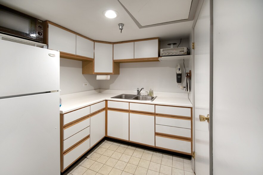 More Photos Of 3885 Industrial Ave, Rolling Meadows Warehouse For Sale