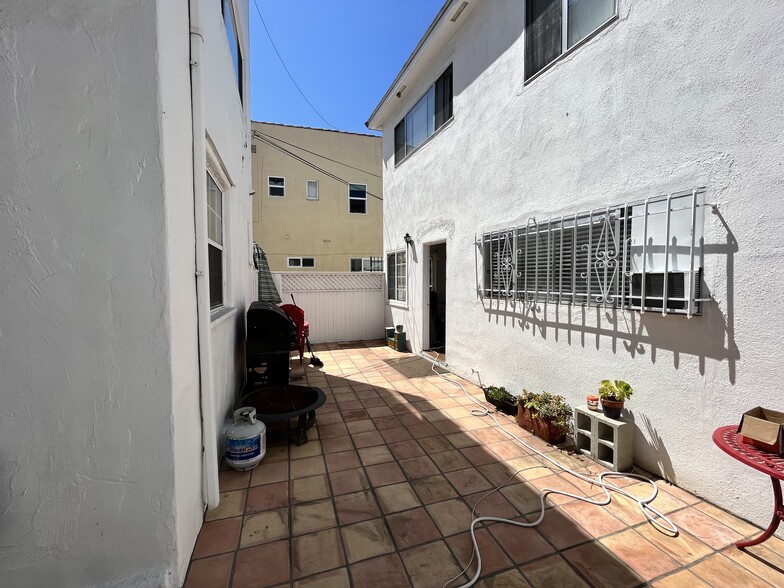 More Photos Of 1201 S Cloverdale Ave, Los Angeles Apartments For Sale