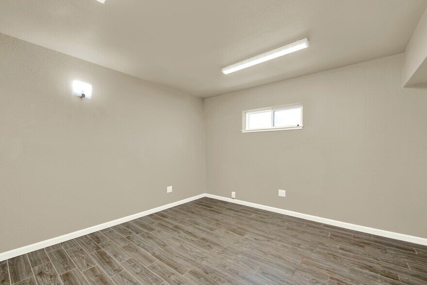 More Photos Of 124 S Porter Rd, Dixon Service For Sale
