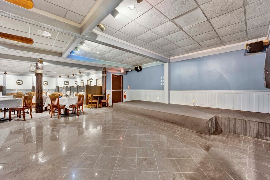 More Photos Of 890 E US Highway 45, Mundelein Freestanding For Sale