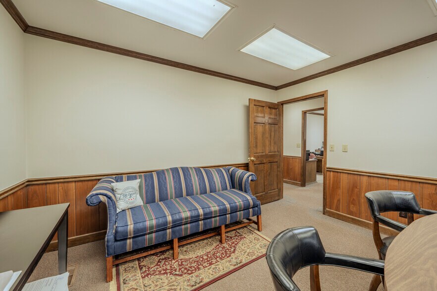 More Photos Of 40 W Main St, Savannah Office For Sale