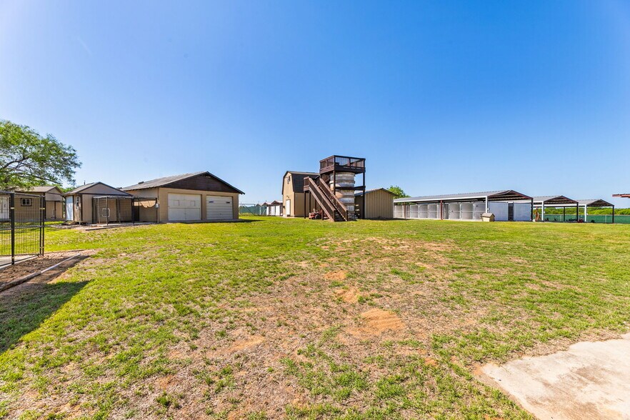 More Photos Of 5800 Curran Dr, Von Ormy Veterinarian Kennel For Sale