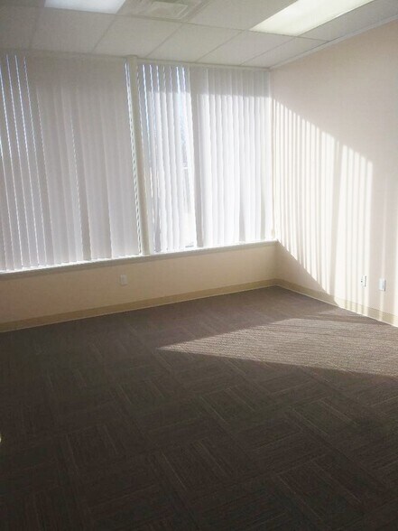 More Photos Of 498 Inman Ave, Colonia Office For Lease