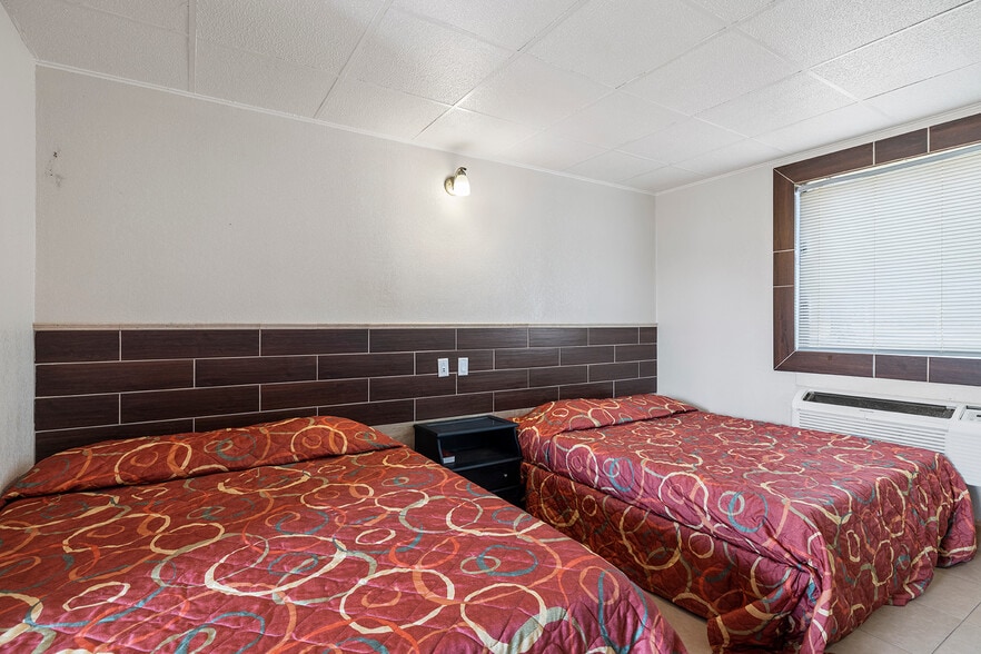 More Photos Of 3811 W Chestnut Expy, Springfield Hotel For Sale
