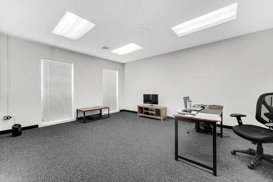 More Photos Of 2425-2435 Devon Ave, Elk Grove Village Warehouse For Lease