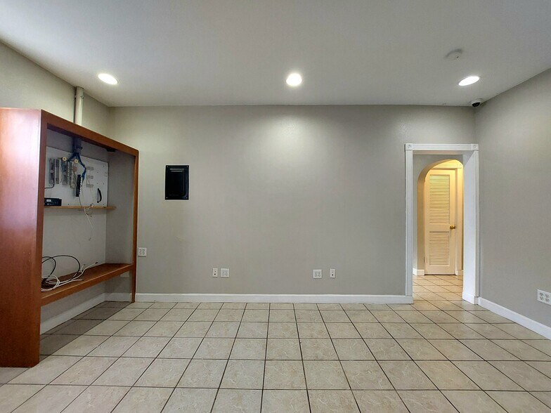 More Photos Of 1329 E Main St, Lakeland Office Residential For Lease