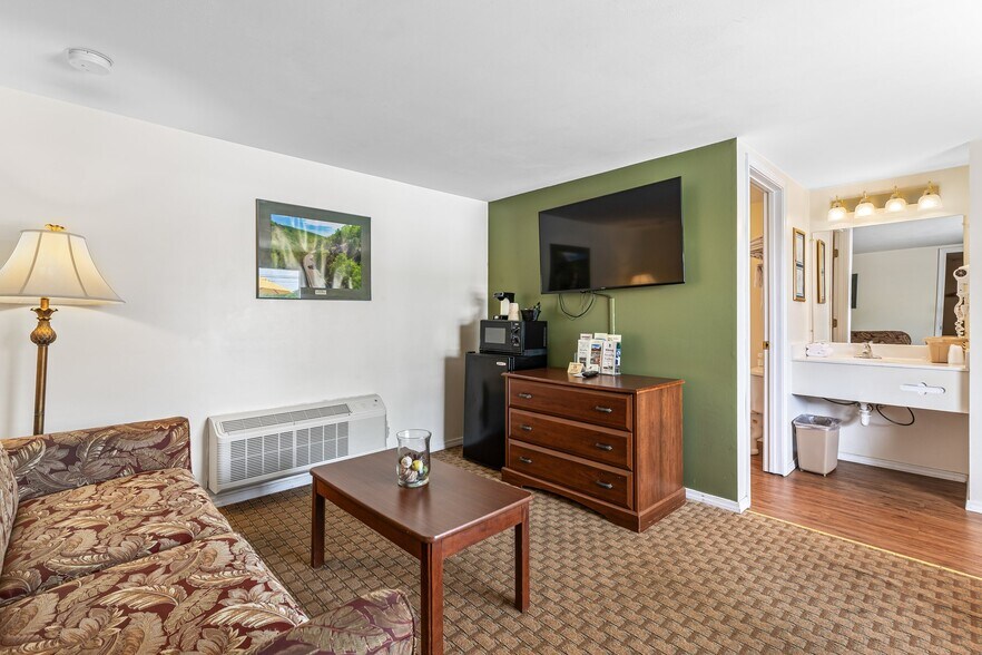 More Photos Of 310 S McCune St, Pilot Knob Hotel For Sale