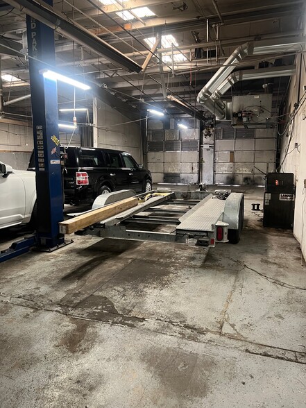 More Photos Of 2101 W Cornell Ave, Englewood Auto Repair For Lease