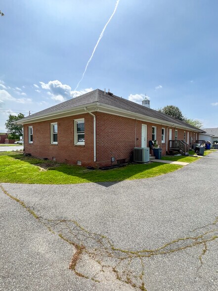 More Photos Of 609 Dutchmans Ln, Easton Office For Sale