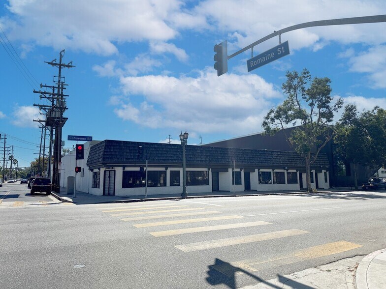 More Photos Of 950 N Cahuenga Blvd, Los Angeles Showroom For Lease
