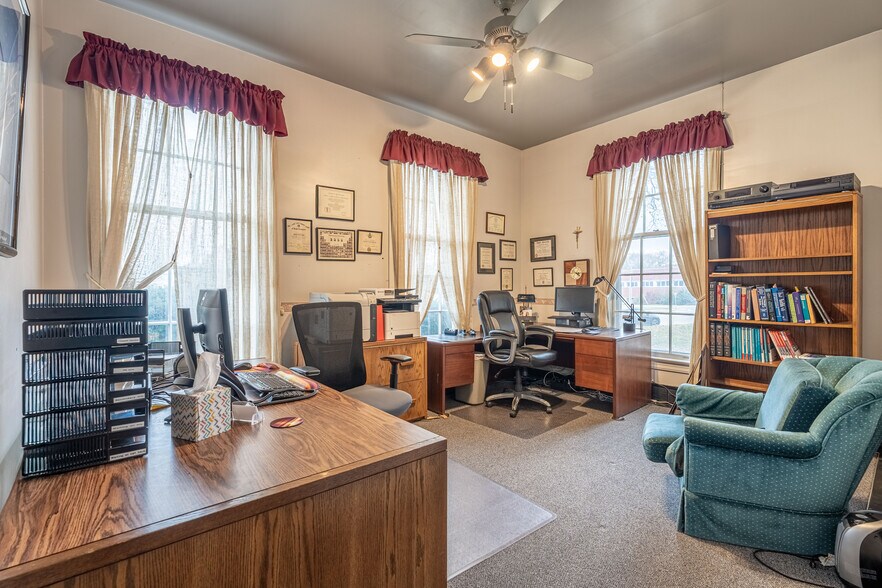 More Photos Of 430 W Stephenson St, Freeport Office For Sale
