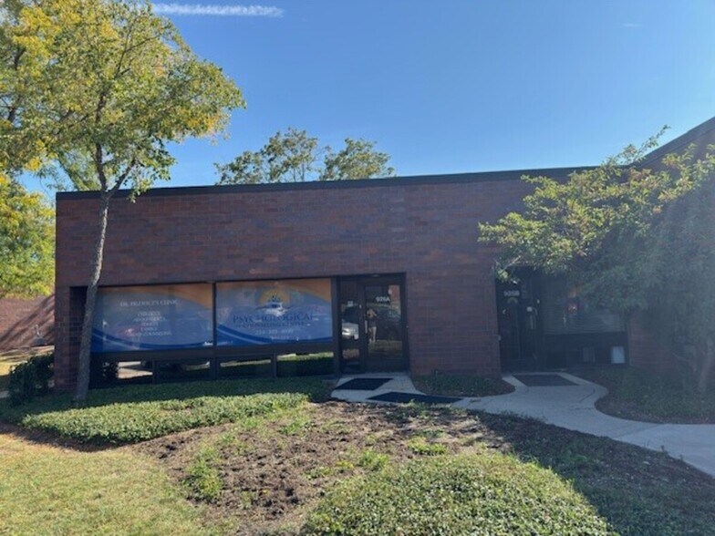 Primary Photo Of 925 N Plum Grove Rd, Schaumburg Medical For Lease