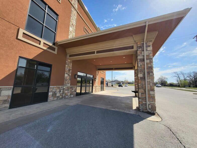 More Photos Of 2613 Main St, Joplin Medical For Sale