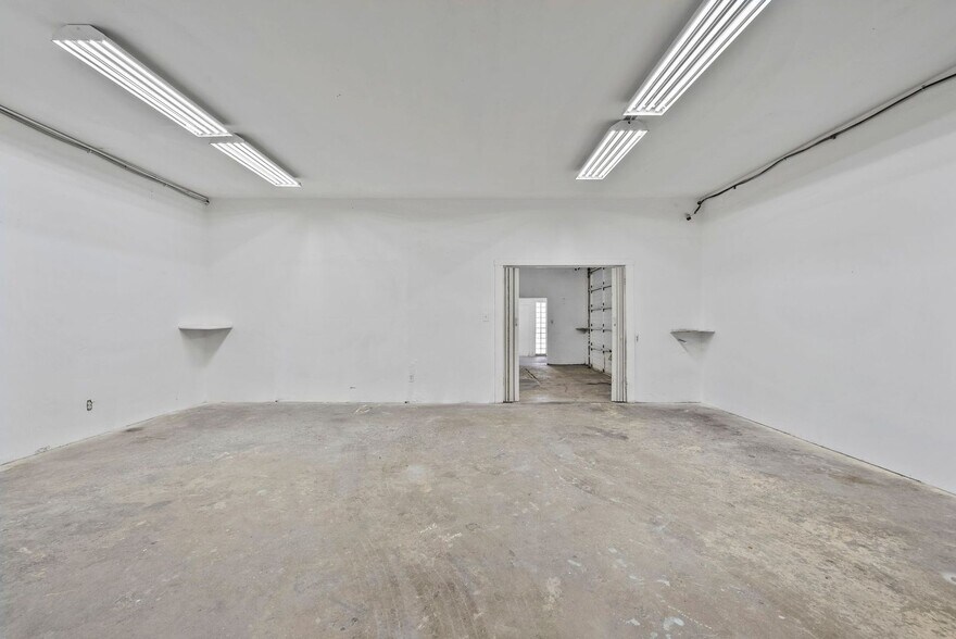 More Photos Of 14222-14226 Aetna St, Van Nuys Warehouse For Lease