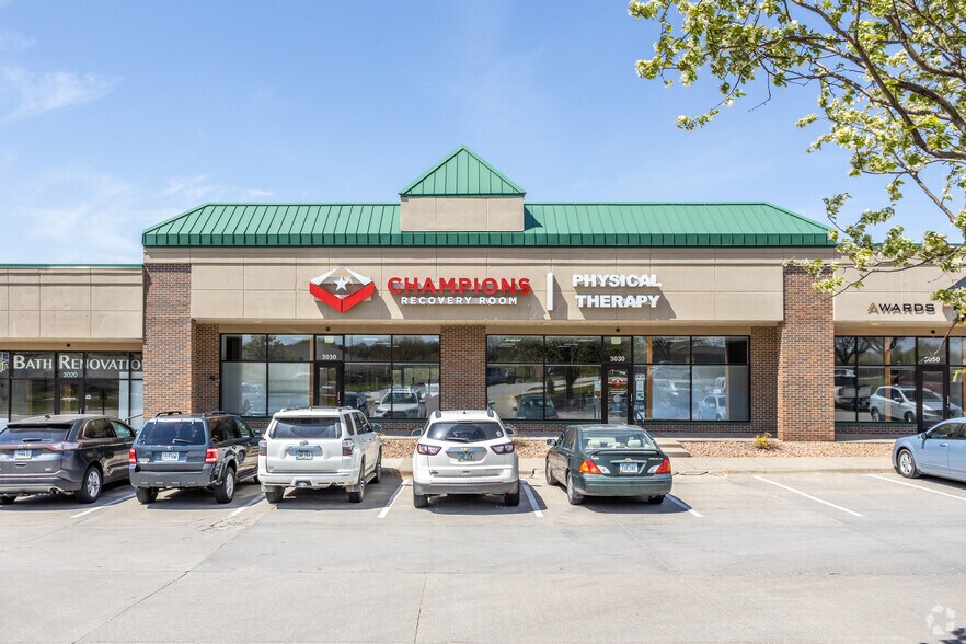 More Photos Of 3000-3070 100th St, Urbandale Showroom For Lease