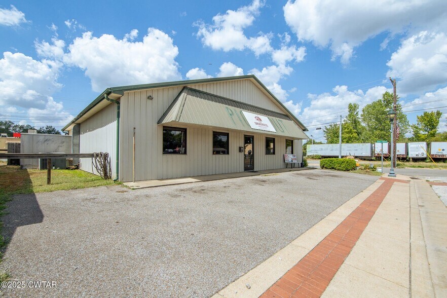 More Photos Of 225 N Front St, Halls General Retail For Sale
