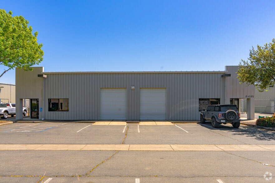 More Photos Of 4565 Skyway Dr, Olivehurst Warehouse For Lease