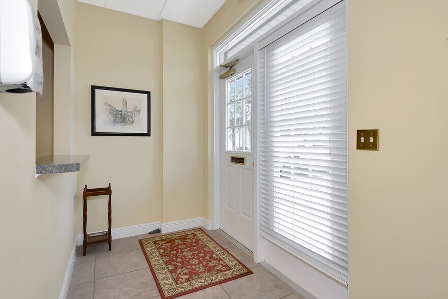 More Photos Of 6981 Curtiss Ave, Sarasota Medical For Lease