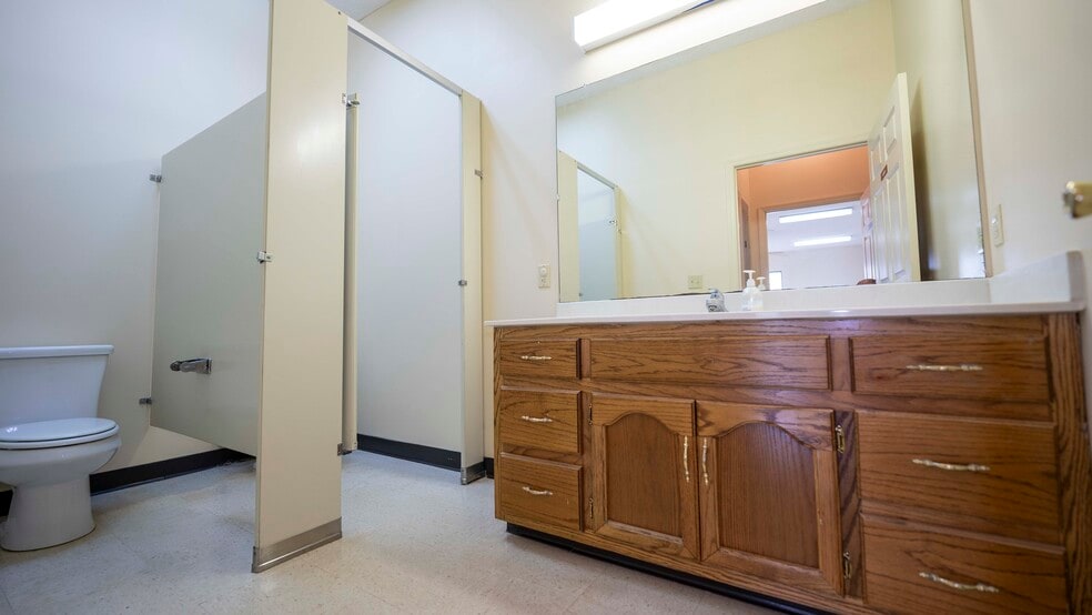 More Photos Of 123 N 5th St, Cochran Religious Facility For Sale