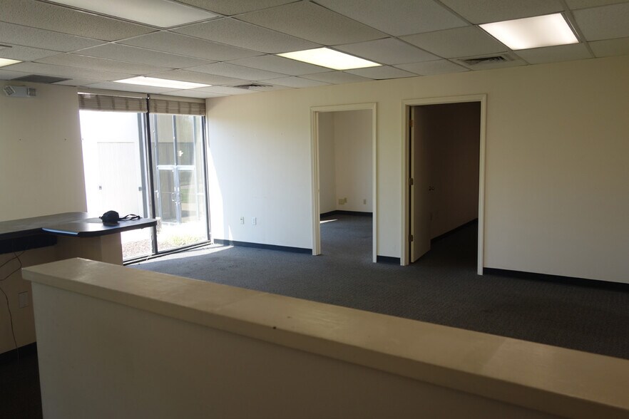 More Photos Of 8226-8256 Nieman Rd, Lenexa Warehouse For Lease