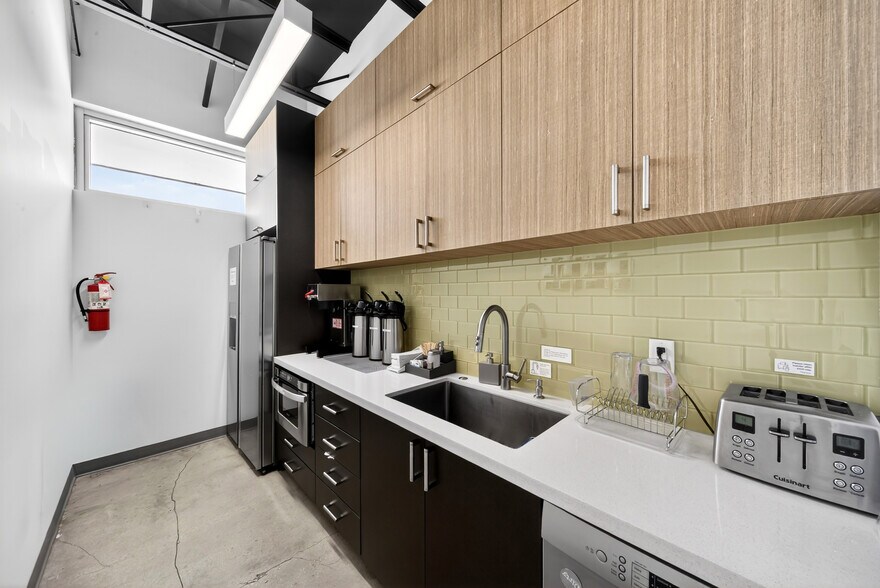 More Photos Of 7630 Biscayne Blvd, Miami Office For Lease