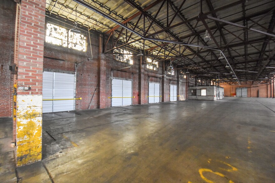 More Photos Of 1200 W 4th St, Granite City Warehouse For Lease