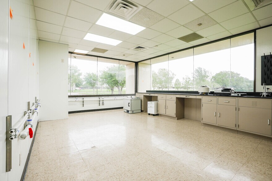 More Photos Of 10410 Corporate Dr, Sugar Land Research And Development For Lease