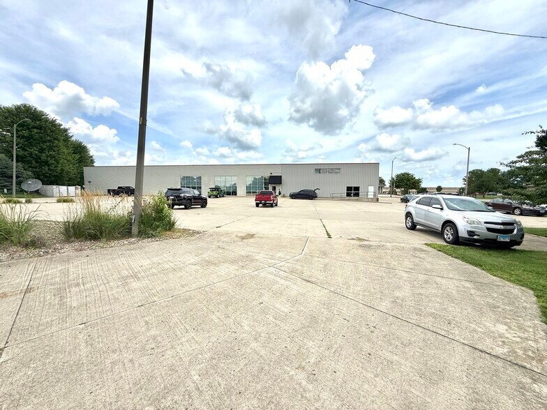More Photos Of 419 Kays Dr, Normal Industrial For Sale
