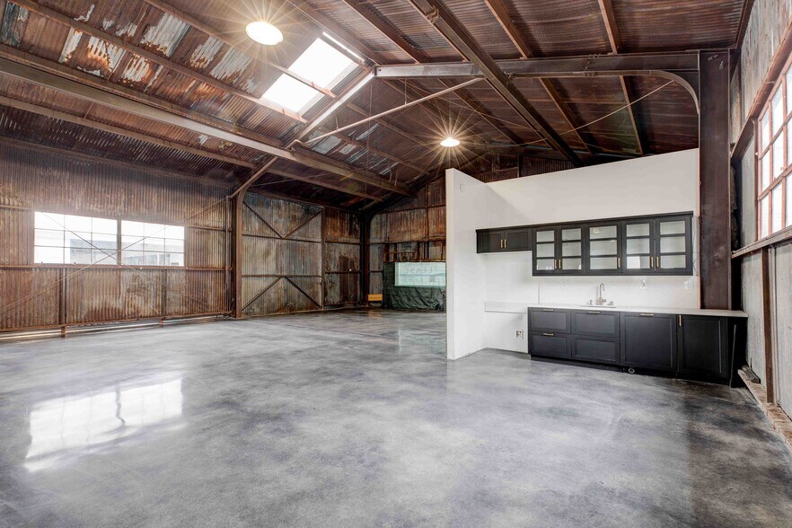 More Photos Of 2503 N Ontario St, Burbank Showroom For Lease